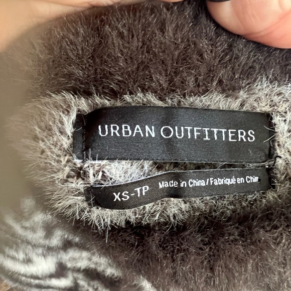 Urban Outfitters Chrystin Jacquard Fuzzy Pullover Sweater Size XS Cropped Soft - Picture 4 of 6